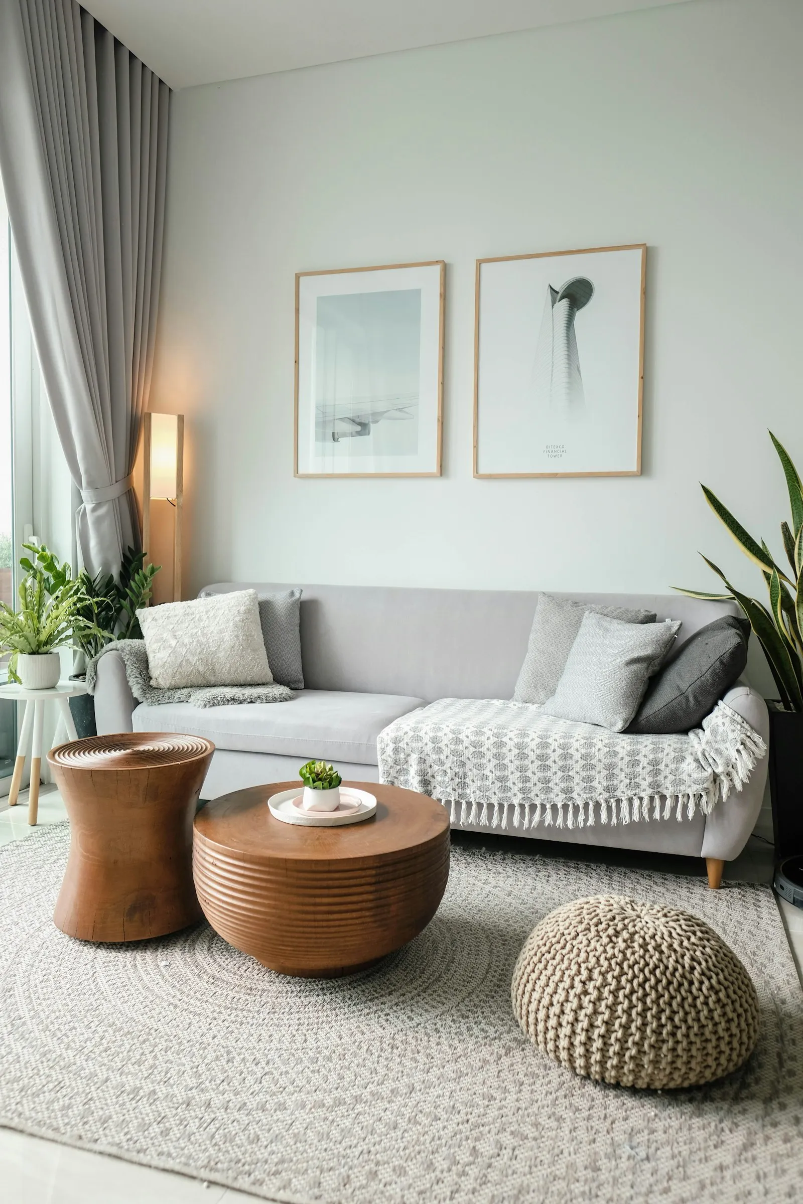 Rumah minimalis modern berwarna putih dengan lantai teras keramik dan pepohonan hijau di sekitarnya