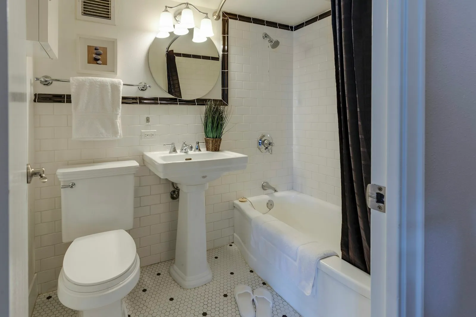 Kamar mandi lama dengan keramik putih kecil yang retak dan pop up di beberapa titik lantai